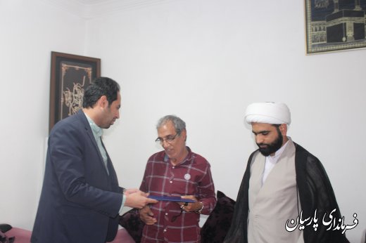 بمناسبت هفته بسیج مهندس رضاپور فرماندار شهرستان پارسیان با خانواده شهدا دیدار و گفتگو کردند