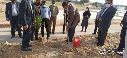 کاشت نهال توسط فرماندار و مسئولین شهرستان پارسیان به مناسبت روز درختکاری در شهر دشتی