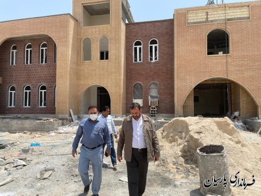 پیگیری میدانی فرماندار پارسیان از رئیس آموزش و پرورش شهرستان پارسیان در خصوص مدارس در حال ساخت