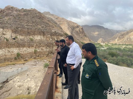بازدید فرماندار و جمعی از اعضای ستاد بحران از مناطق باران زده شهرستان پارسیان